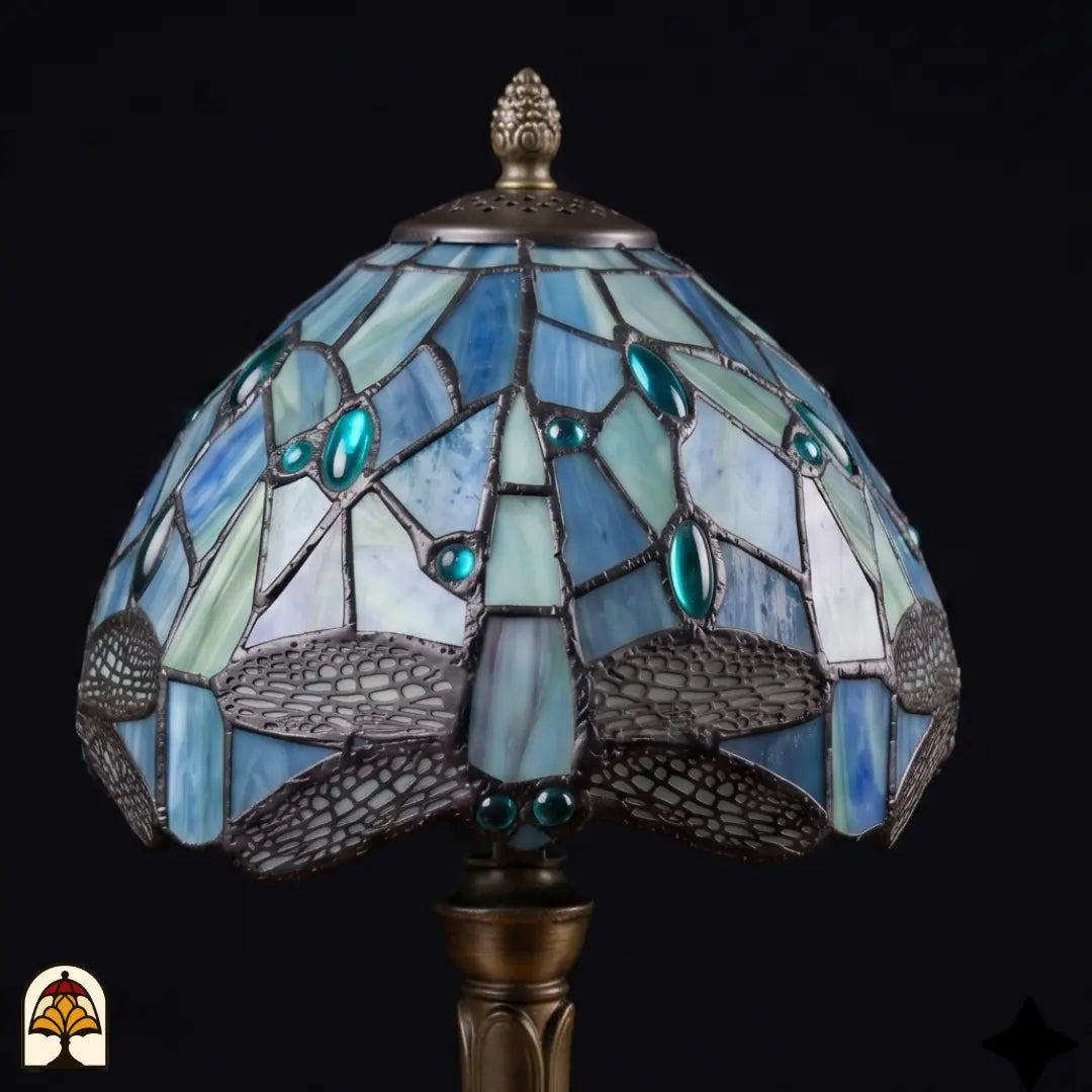Gros plan abat-jour lampe de table Tiffany Libellula Celeste ⌀20 cm – vitrail bleu et vert d'eau à motif de libellules et cabochons en verre turquoise