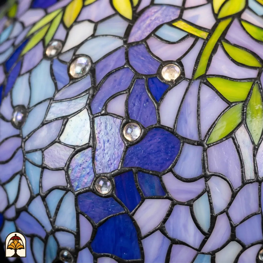 Gros plan abat-jour Wisteria Celeste éteint avec fleurs de glycine lilas-bleu et blanches et accents ronds en cristal