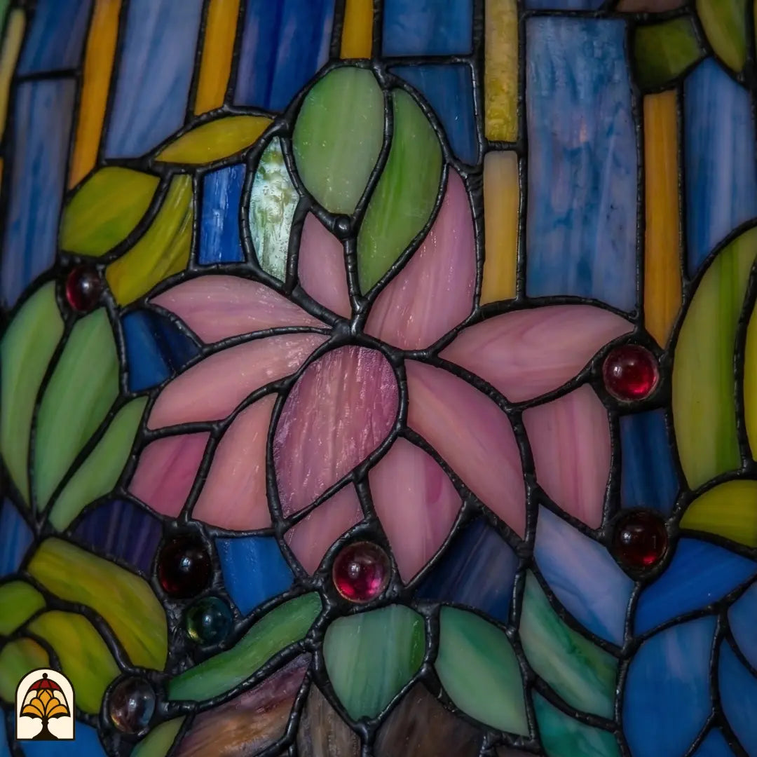 Détail vitrail lampe de table Tiffany Pond Lilia – feuille de nénuphar rose avec cabochons en verre rouges et verts