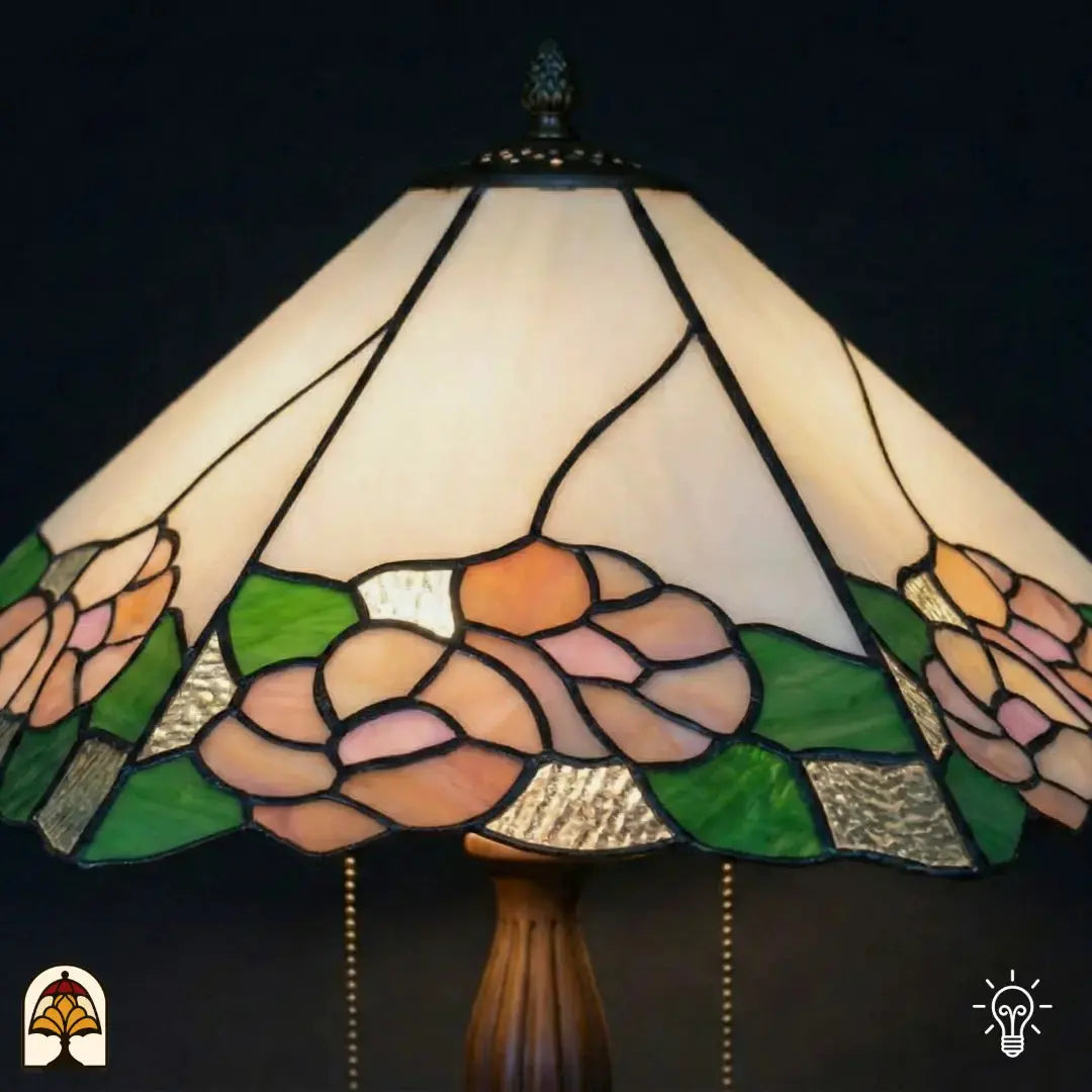 Gros plan abat-jour allumé lampe de table Tiffany Alba Sereno, roses roses et feuilles vertes en verre texturé