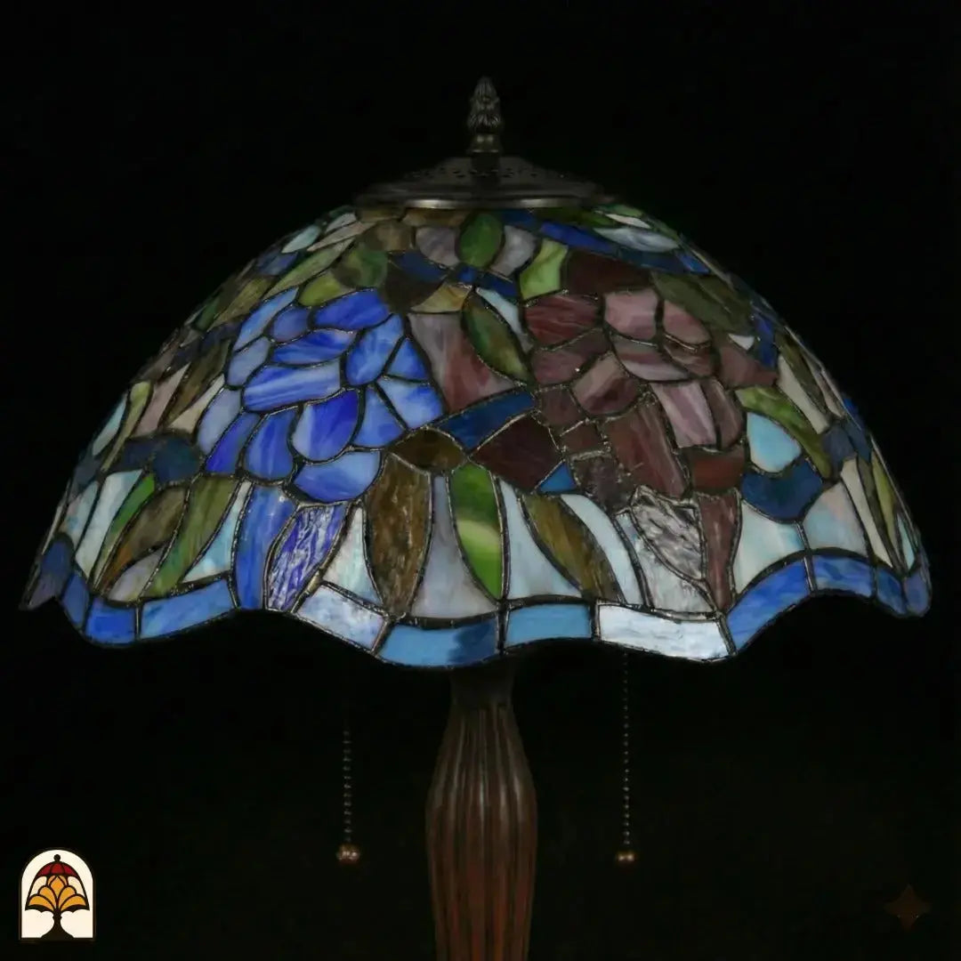Gros plan abat-jour dôme éteint lampe de table Tiffany Florentia Blu, fleurs bleues et motifs de feuilles violet-brun en vitrail