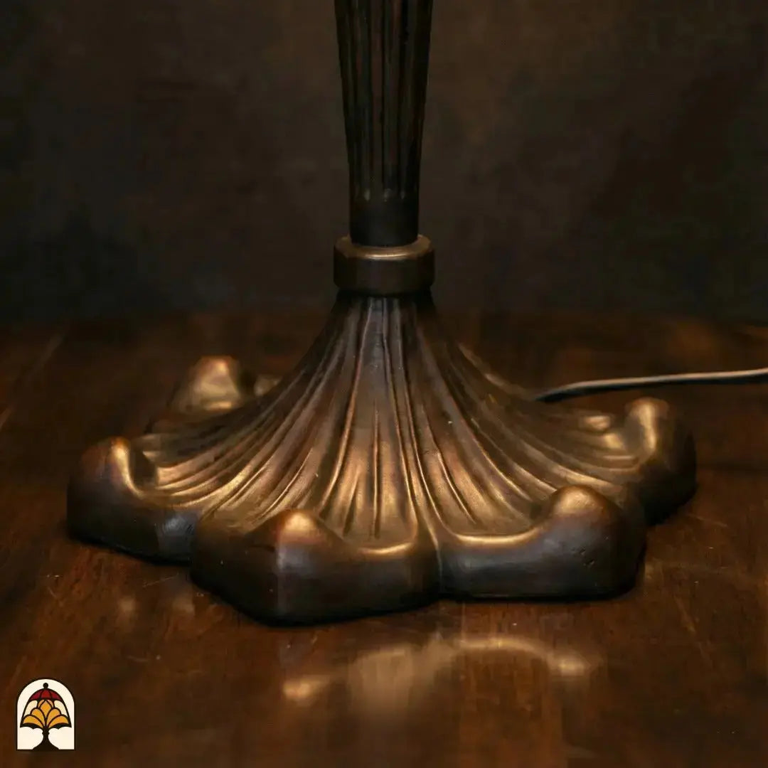 Gros plan base quadrilobée nervurée en bronze lampe de table Tiffany Florentia Blu, câble d'alimentation visible