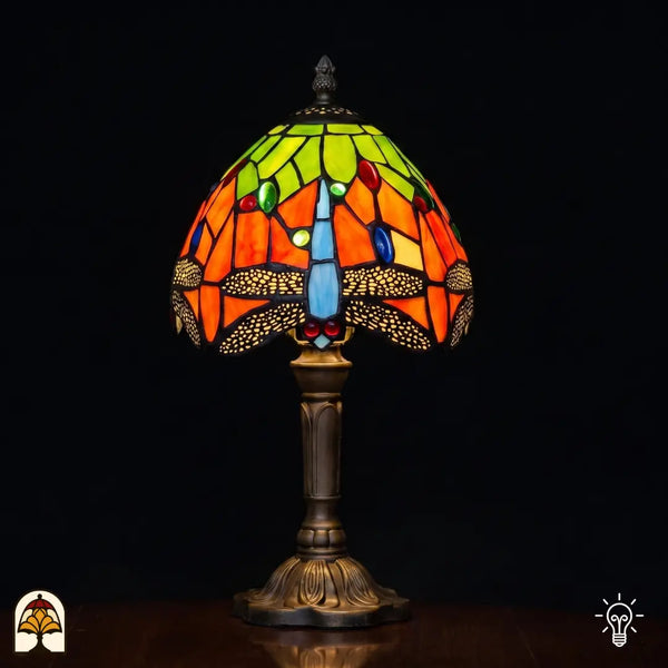 Lampe de table Tiffany Libellula Rubra ⌀20 cm allumée – abat-jour dôme orange-rouge avec motif de libellules et accents bleus