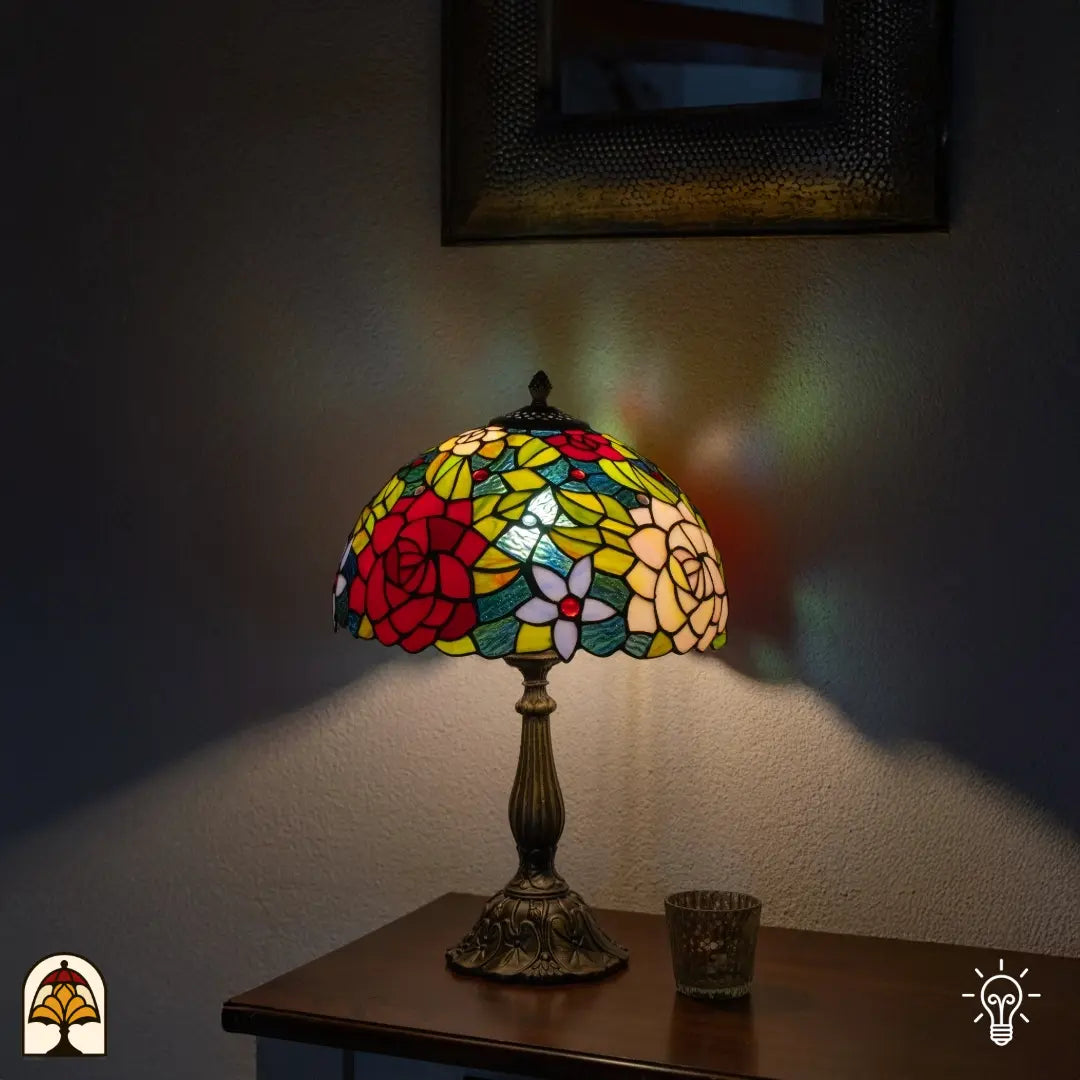 Lampe de table Tiffany Rosetta ⌀30 cm allumée dans un intérieur chaleureux – abat-jour en dôme à motif de rosace, lumière chaude, pied colonne en bronze