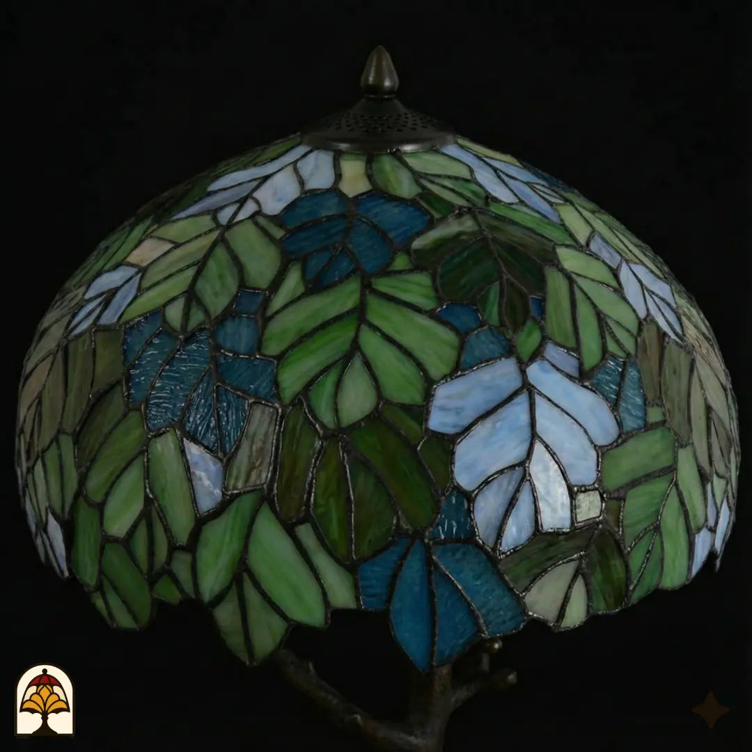Gros plan abat-jour dôme éteint lampe de table Tiffany Sylva Verde, motifs de feuilles vert-bleu et blanc-bleu clair en vitrail