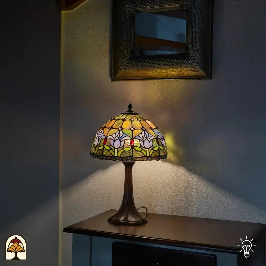 Lampe de table Tiffany Tulipa Lilac Sereno ⌀30 cm allumée dans un intérieur – abat-jour à tulipes lilas, lumière chaleureuse