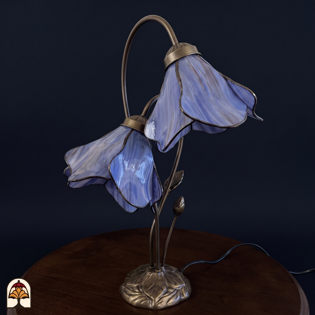 Tiffany tafellamp Lotus Viola Doppio ⌀20 cm – verlicht, twee lilapaarse bloemkappen op bronzen stelen
