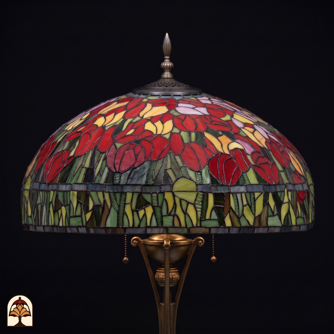 Gros plan abat-jour éteint du lampadaire Tiffany Tulipa Rosso Azul, tulipes rouges, feuilles vertes, bordure bleu-gris