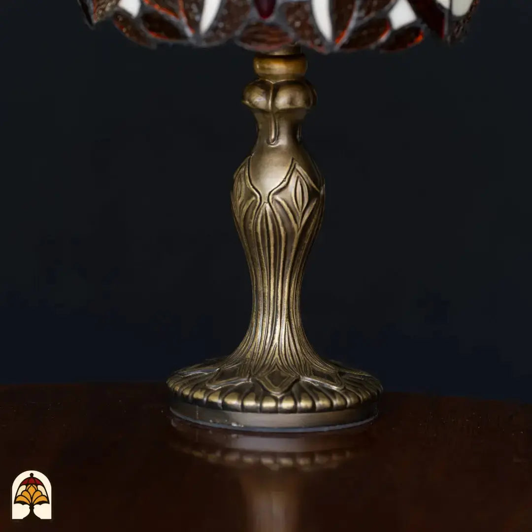 Gros plan pied colonne en bronze lampe de table Tiffany Baroque – pied colonne Art Nouveau ouvragé avec motifs organiques de feuilles et de lignes