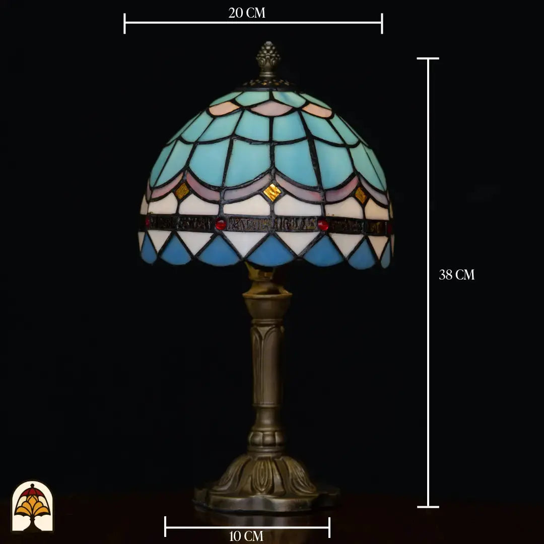 Schéma des dimensions lampe de table Tiffany Sapphire : 20 cm de large, 38 cm de haut, pied 10 cm – abat-jour dôme bleu à motif d'écailles de poisson sur pied colonne en bronze