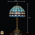 Maatafbeelding Tiffany tafellamp Sapphire: 20 cm breed, 38 cm hoog, voet 10 cm – blauwe koepelkap met visschubbenpatroon op bronzen kolomvoet