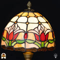 Close-up verlichte koepelkap Tiffany tafellamp Tulipa – rode en roze tulpen op crème en oranje glas-in-lood met rode edelstenen