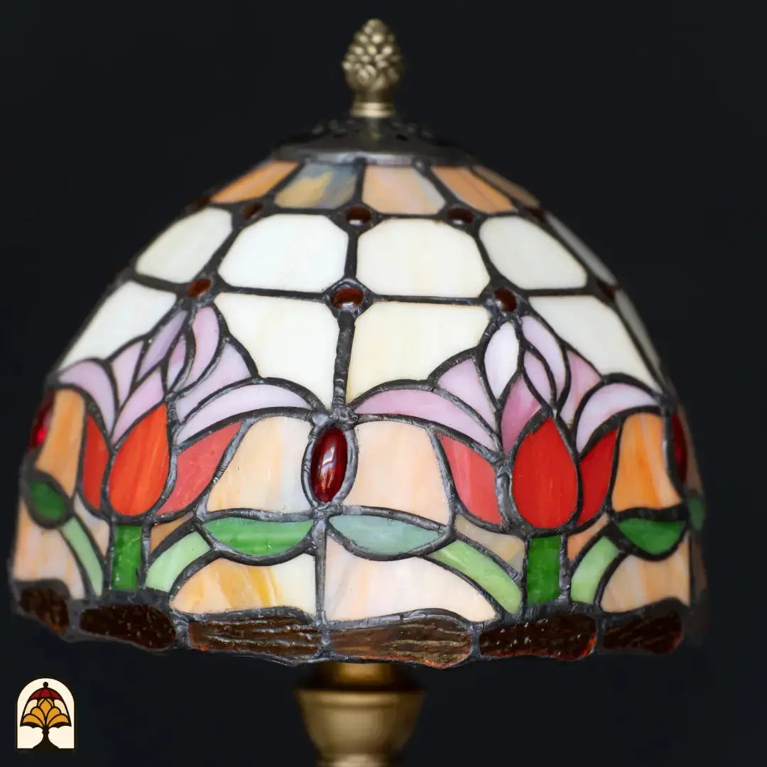 Gros plan abat-jour dôme éteint lampe de table Tiffany Tulipa – tulipes roses et rouges sur verre crème et orange, cabochon rouge au centre