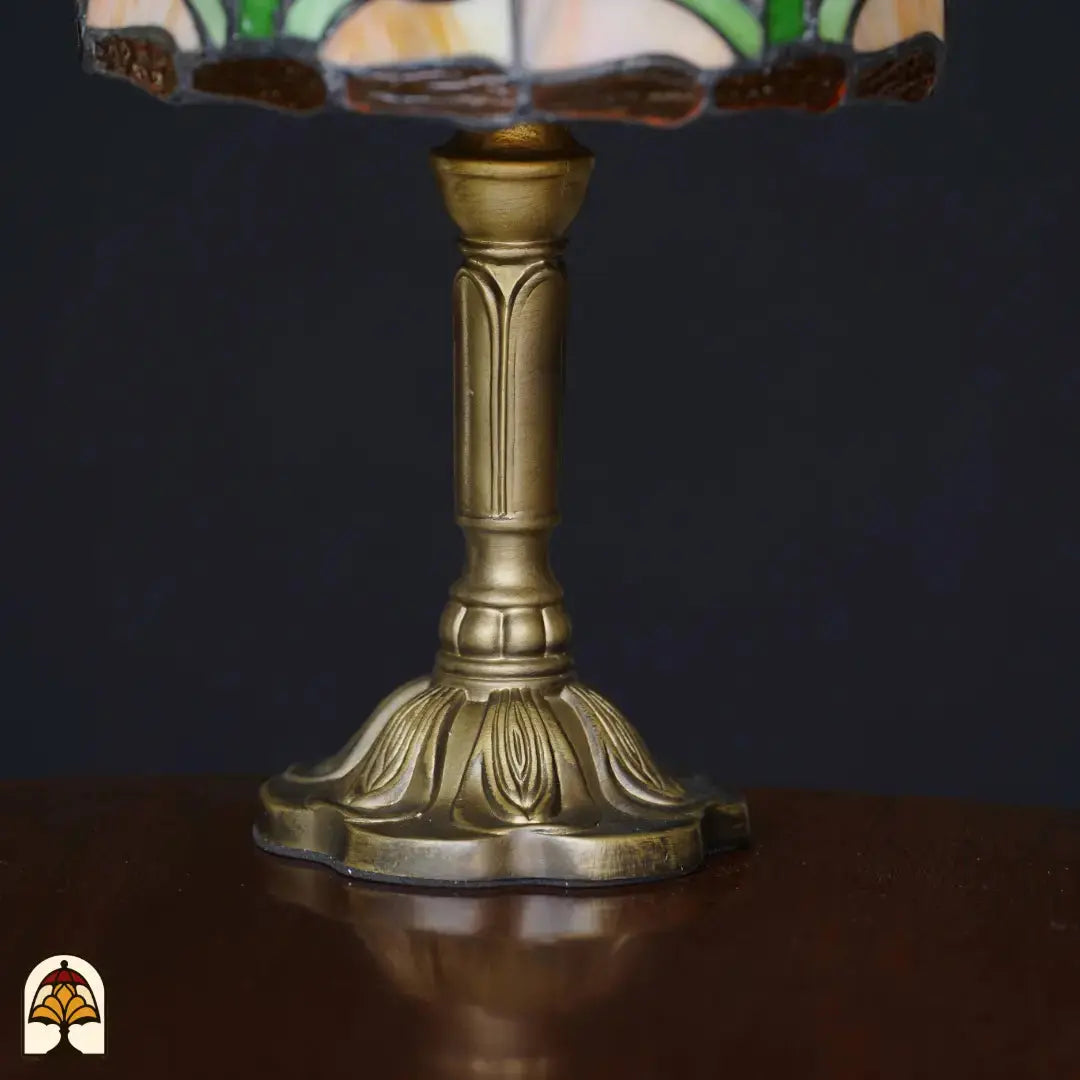 Gros plan pied colonne en bronze lampe de table Tiffany Tulipa – pied moulé ouvragé avec motifs de feuilles en relief