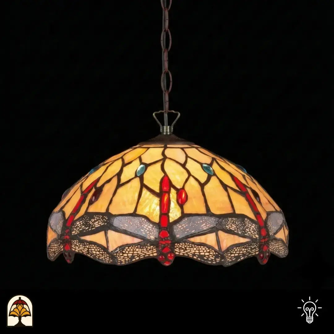 Suspension Tiffany Libelle allumée, abat-jour en dôme jaune ambré avec accents rouges en forme de goutte, détails bleus et motifs de libellules en vitrail, fond sombre