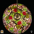 Bovenaanzicht verlichte koepelkap Tiffany hanglamp Sylva Berria, wijnrankmotieven met rode en lila druiven en groene bladeren, centrale bronzen fitting