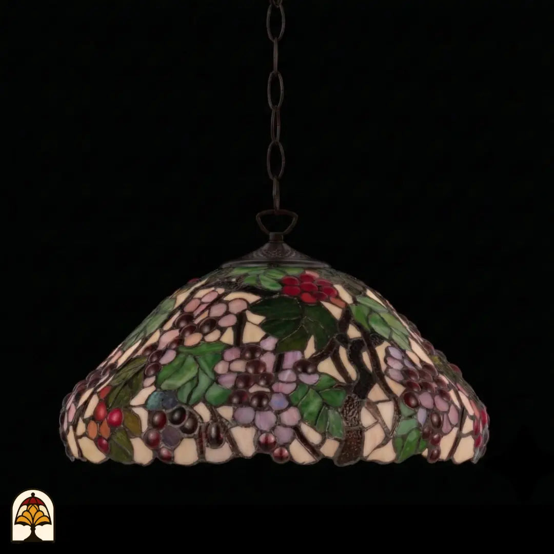 Suspension Tiffany Sylva Berria éteinte à chaîne en bronze, abat-jour en dôme avec raisins lilas et rouges et feuilles vertes, fond sombre