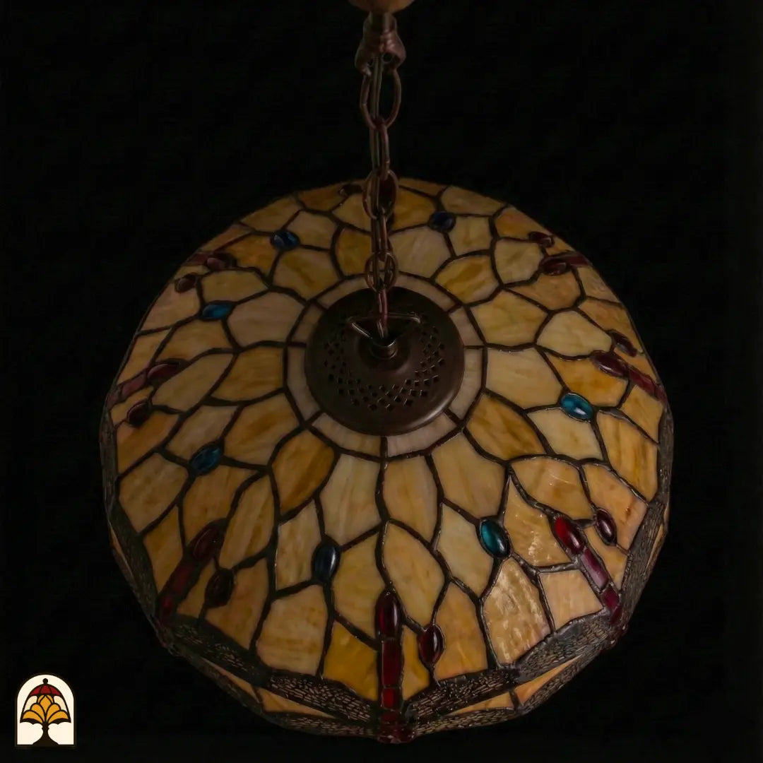 Vue de dessus abat-jour éteint suspension Tiffany Libelle, vitrail jaune ambré avec accents rouges et bleus, motifs de libellules le long du bord, douille centrale en bronze