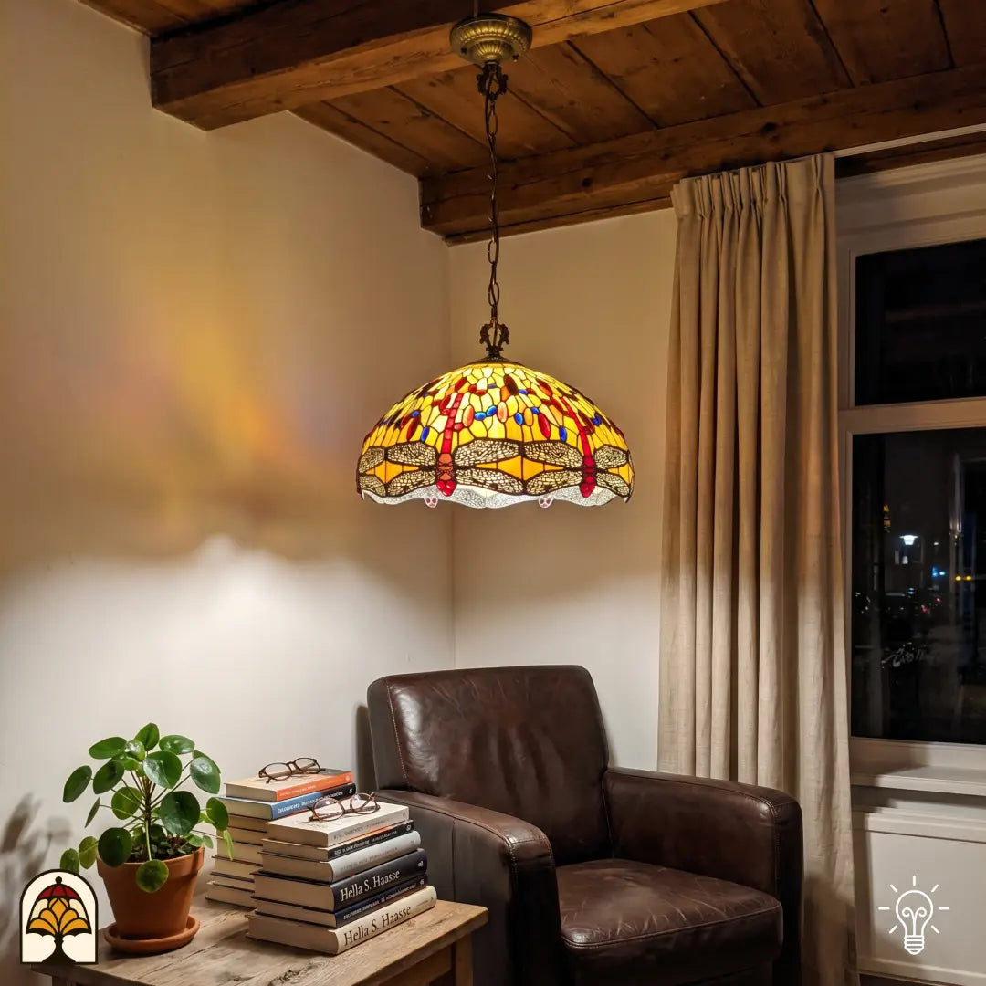 Suspension Tiffany Libellula Aurelia ⌀50 cm allumée dans un intérieur chaleureux – abat-jour en vitrail jaune avec frise de libellules, cabochons en verre rouges et bleus, chaîne en bronze