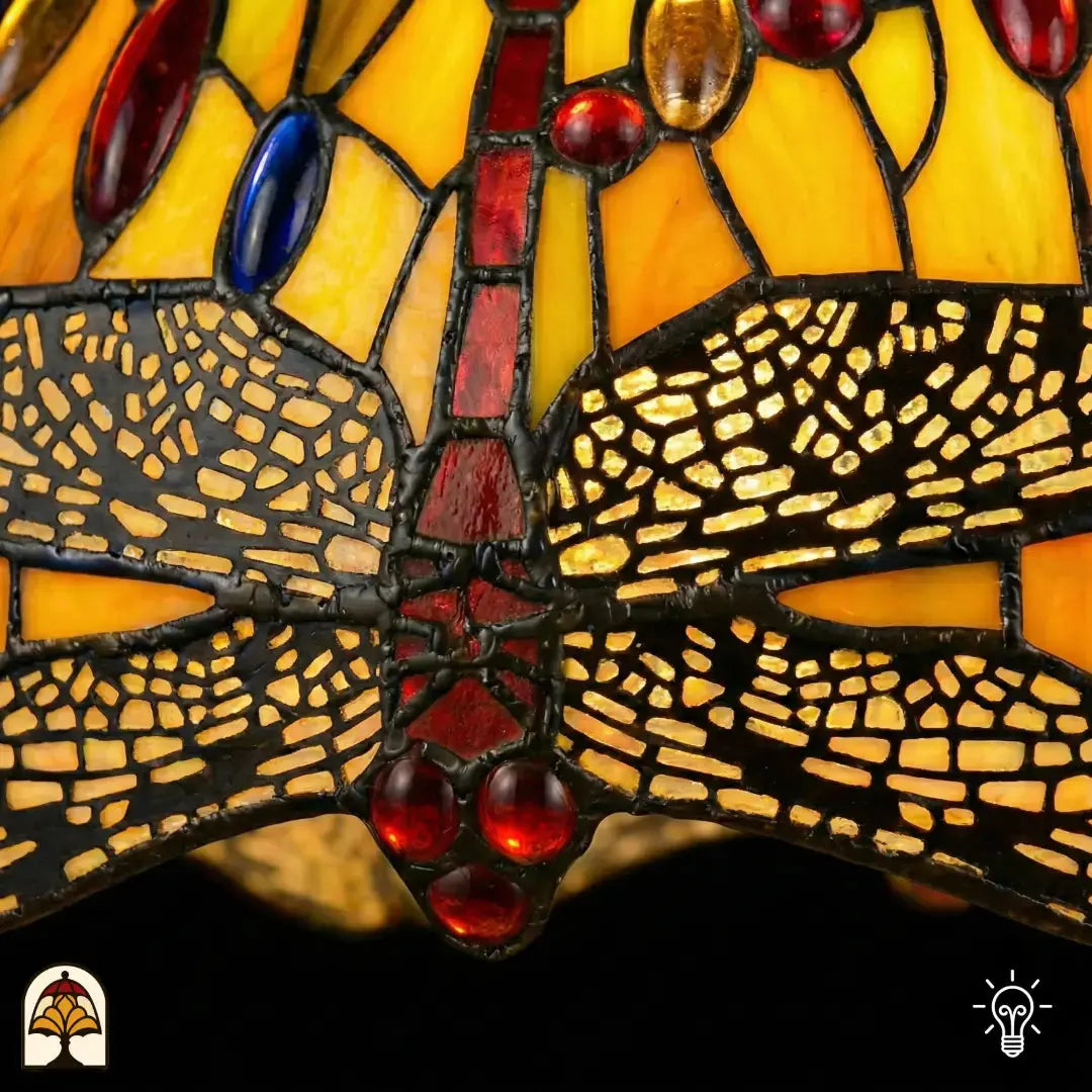 Gros plan motif de libellules allumé le long du bord de l'abat-jour Libellula Aurelia ⌀50, panneaux ambre-jaune, ailes de libellule grises avec cabochons en verre rouges