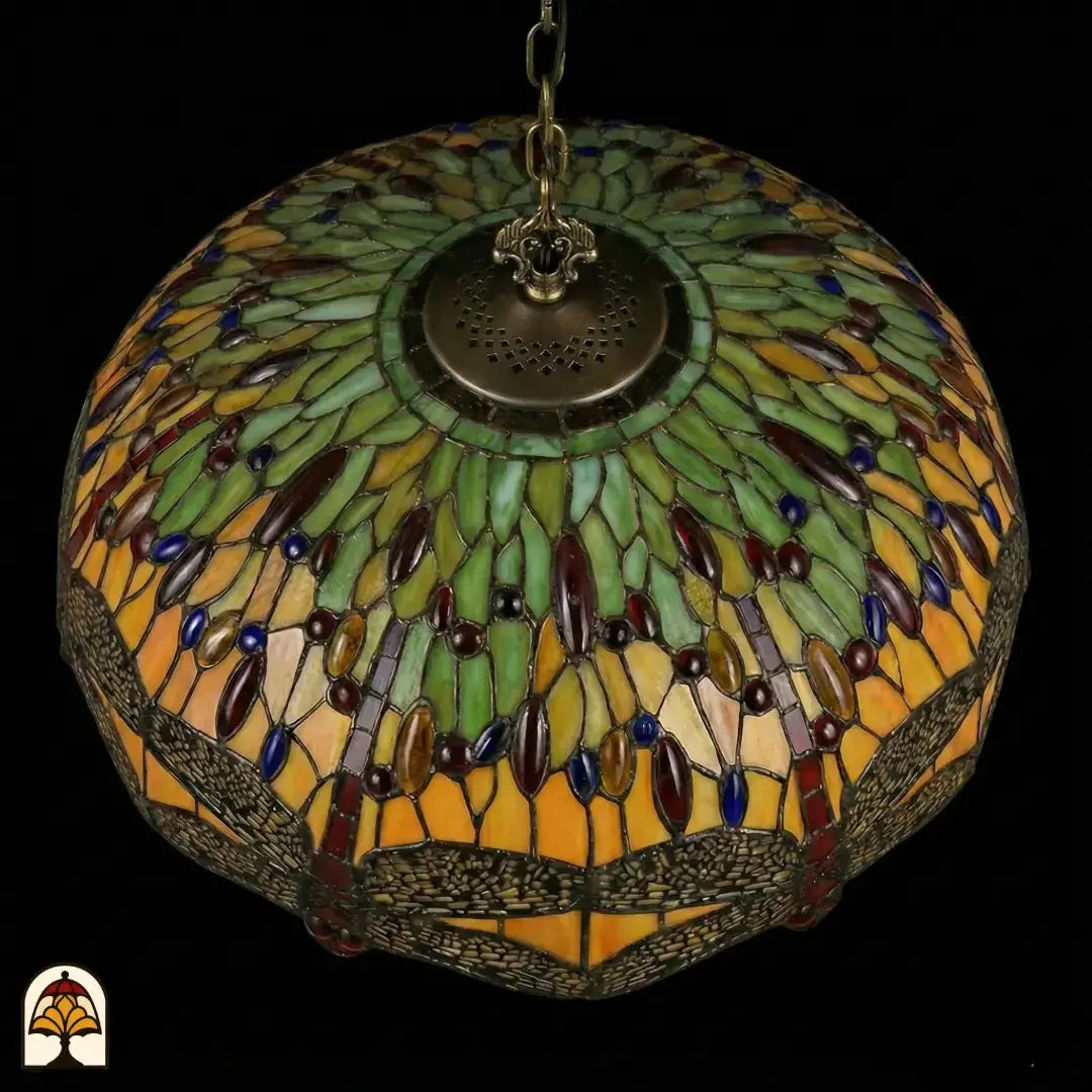 Vue de dessus abat-jour éteint Libellula Aurelia ⌀50, panneaux de vitrail jaunes et verts avec cabochons en verre rouges et bleus, frise de libellules le long du bord, douille centrale en bronze