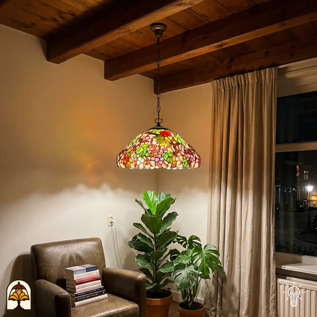 Gros plan abat-jour allumé suspension Tiffany Sylva Berria ⌀40 cm – motifs de vigne avec raisins rouges et lilas et feuilles vertes en vitrail