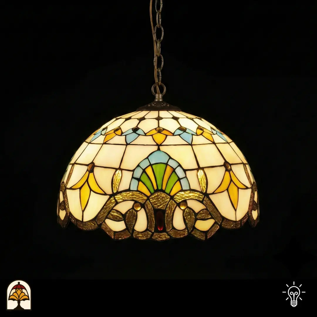 Suspension Tiffany Barok ⌀40 allumée, abat-jour crème à motifs de tulipes jaunes, motif d'éventail bleu et vert, bordure à volutes dorées le long du bord, chaîne en bronze, fond sombre