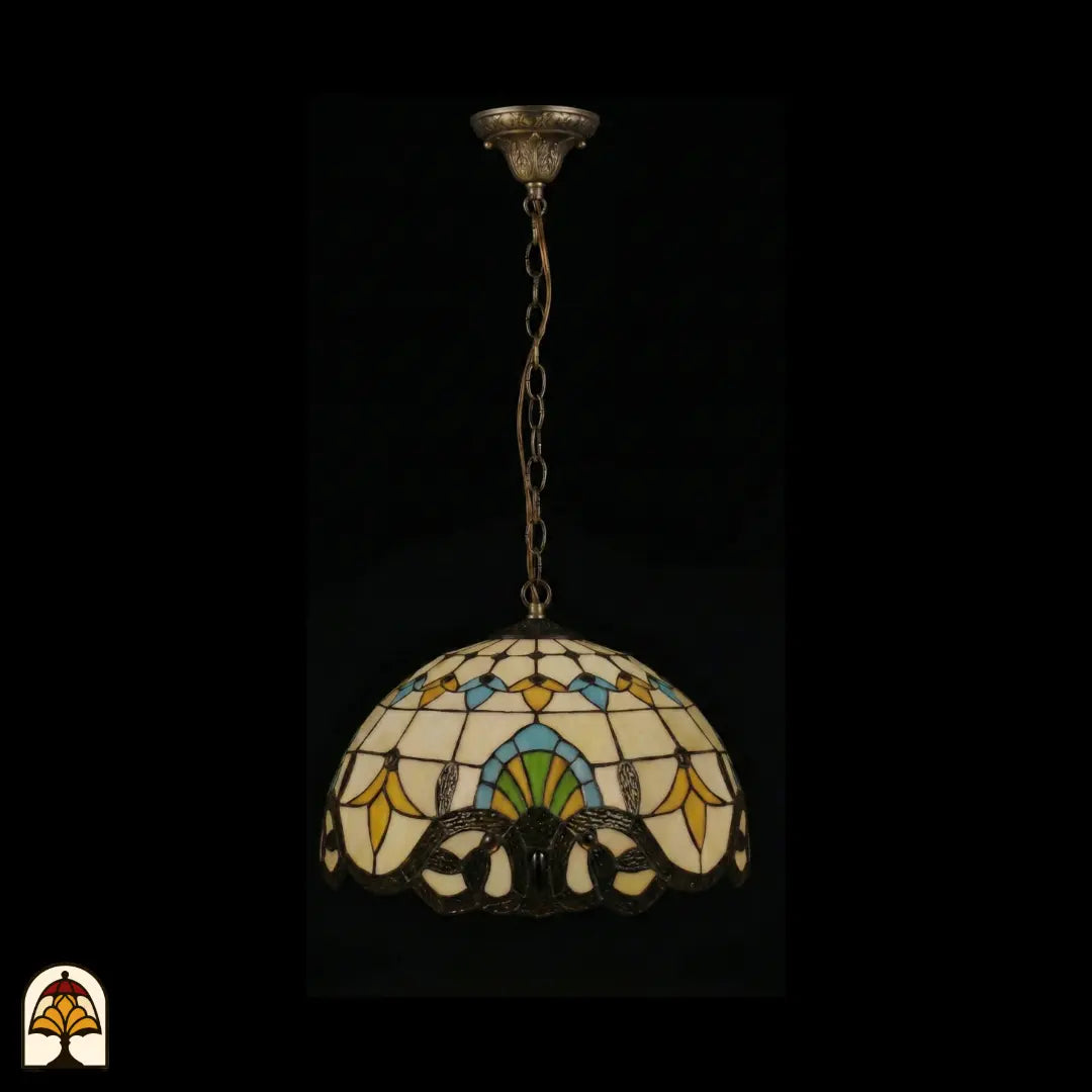 Suspension Tiffany Barok ⌀40 éteinte sur fond sombre, lampe entière avec longue chaîne en bronze et rosace de plafond visible