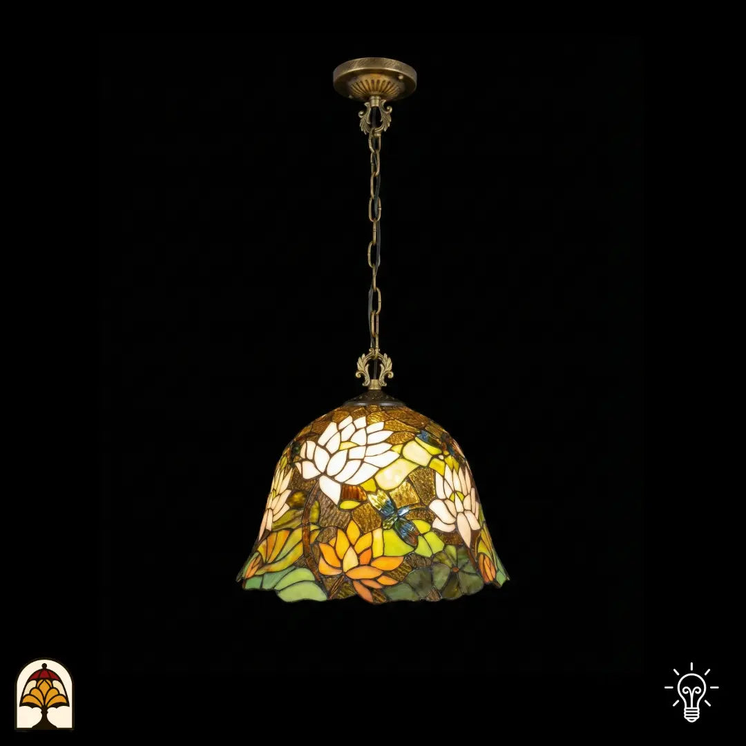 Suspension Tiffany allumée, abat-jour en vitrail en forme de cloche avec fleurs de lotus blanches, fleurs de lotus orange-jaune, feuilles de nénuphar vertes et une libellule sur fond ambre-brun, bord festonné, suspendue à une chaîne en bronze avec rosace de plafond ornée