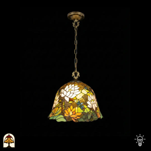 Suspension Tiffany allumée, abat-jour en vitrail en forme de cloche avec fleurs de lotus blanches, fleurs de lotus orange-jaune, feuilles de nénuphar vertes et une libellule sur fond ambre-brun, bord festonné, suspendue à une chaîne en bronze avec rosace de plafond ornée