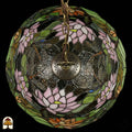 Onderkant bovenaanzicht van tiffany lamp hanglamp onverlicht, koepel met roze lotusbloemen, oranje lotusbloemen en groene waterleliebladen rondom de bronzen ventilatieplaat, opgehangen aan goudkleurige ketting