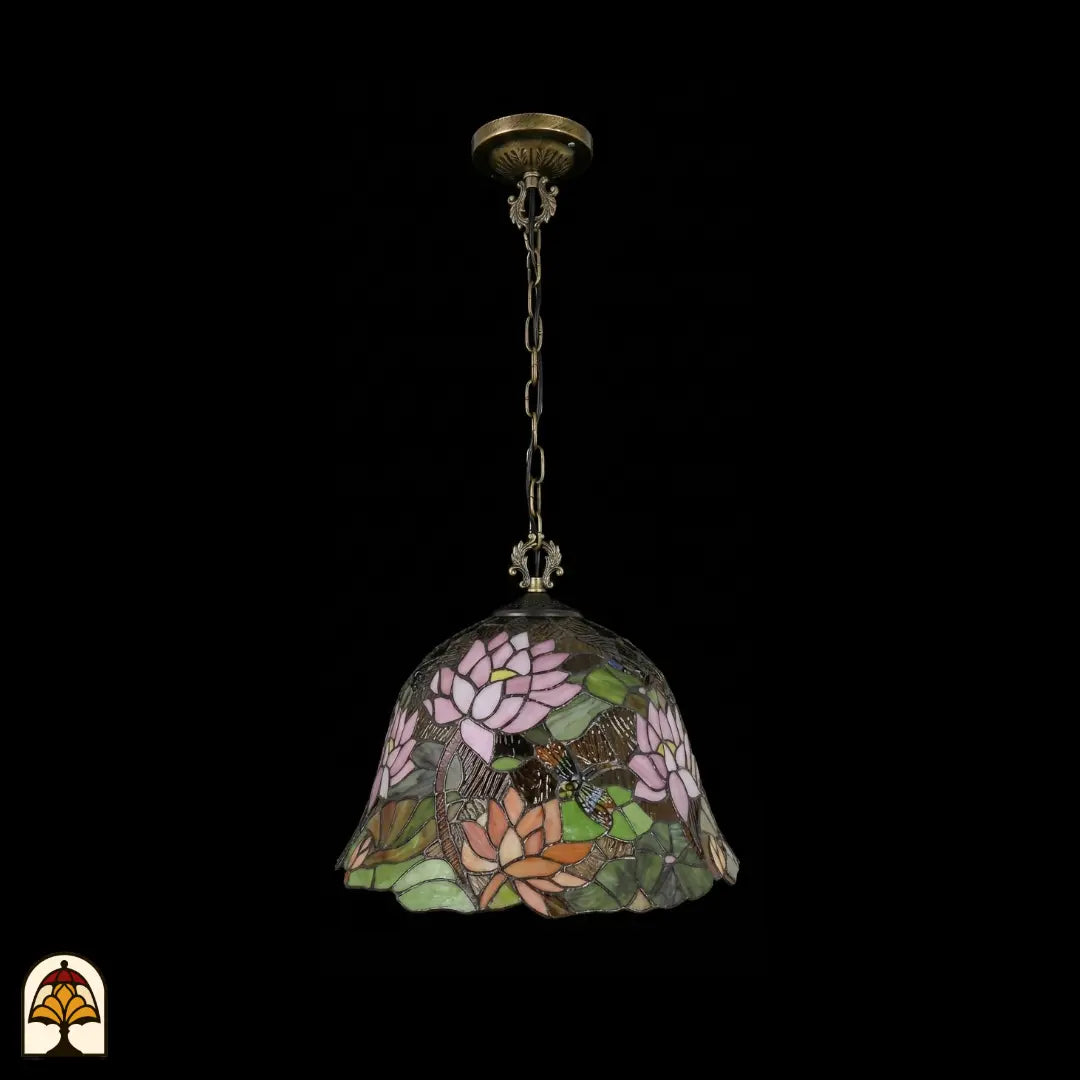 Suspension Tiffany éteinte, vue complète avec rosace de plafond en bronze et chaîne en bronze, abat-jour en forme de cloche avec fleurs de lotus roses et orange, feuilles de nénuphar vertes et libellule en vitrail, bord festonné