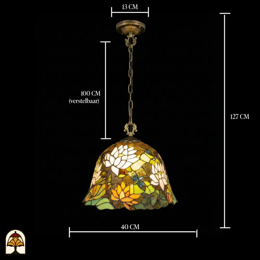 Suspension Tiffany avec indications de dimensions : diamètre de l'abat-jour 40 cm, hauteur totale 127 cm, chaîne 100 cm réglable, rosace de plafond 13 cm ; abat-jour en forme de cloche avec fleurs de lotus blanches et orange et feuilles de nénuphar vertes