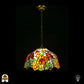 Tiffany lamp hanglamp verlicht, koepelvormige glas-in-lood kap met oranje-gele rozen, rode ovale glaskralen en groene bladeren op witte achtergrond, gekartelde rand, opgehangen aan bronzen ketting met sierlijke plafondrozet