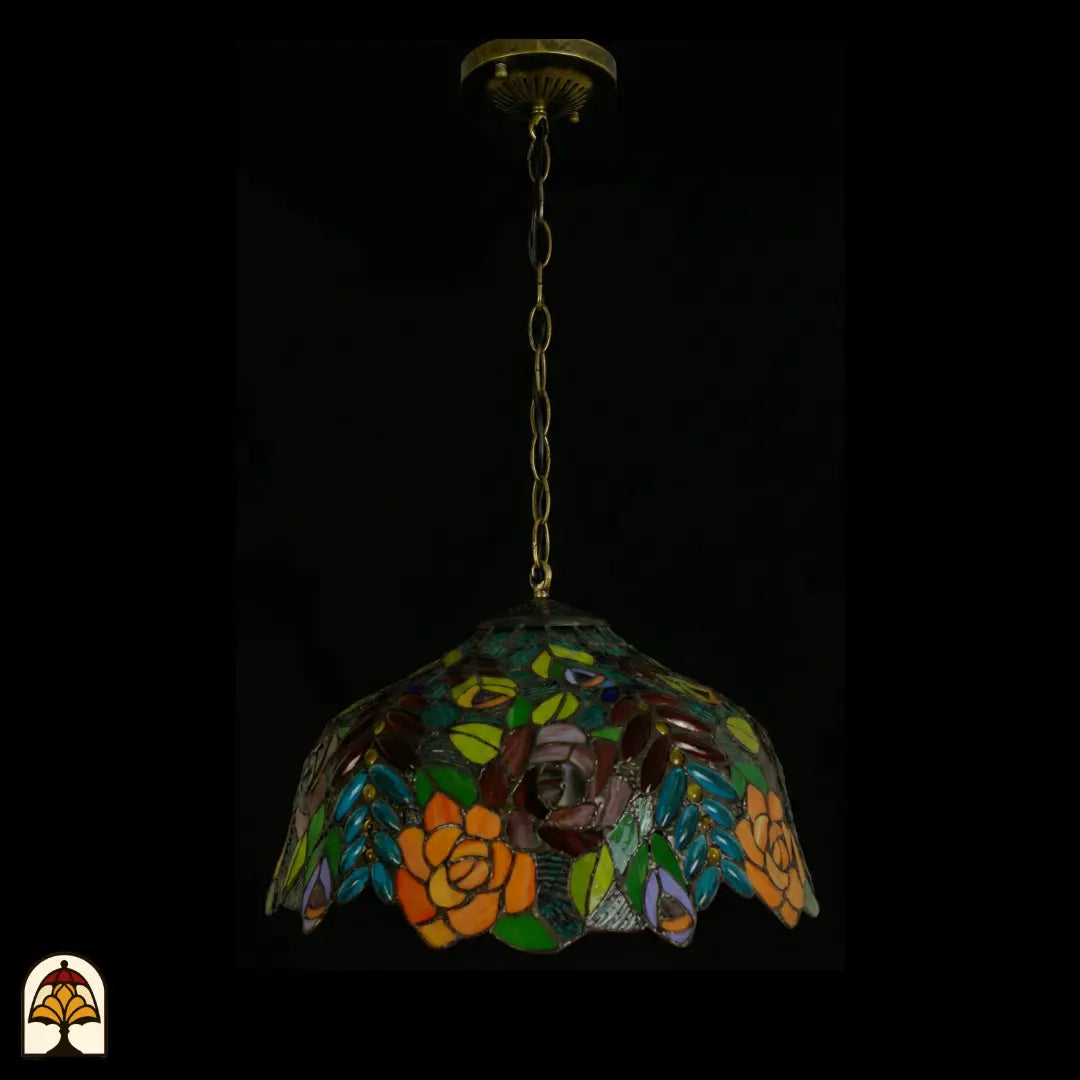 Suspension Tiffany éteinte, vue complète avec rosace de plafond en bronze et chaîne en bronze, abat-jour en dôme avec roses orange et roses et feuilles colorées en vitrail, bord festonné