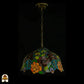 Tiffany lamp hanglamp onverlicht, volledig beeld met bronzen plafondrozet en bronzen ketting, koepelvormige kap met oranje en roze rozen en gekleurde bladeren in glas-in-lood, gekartelde rand
