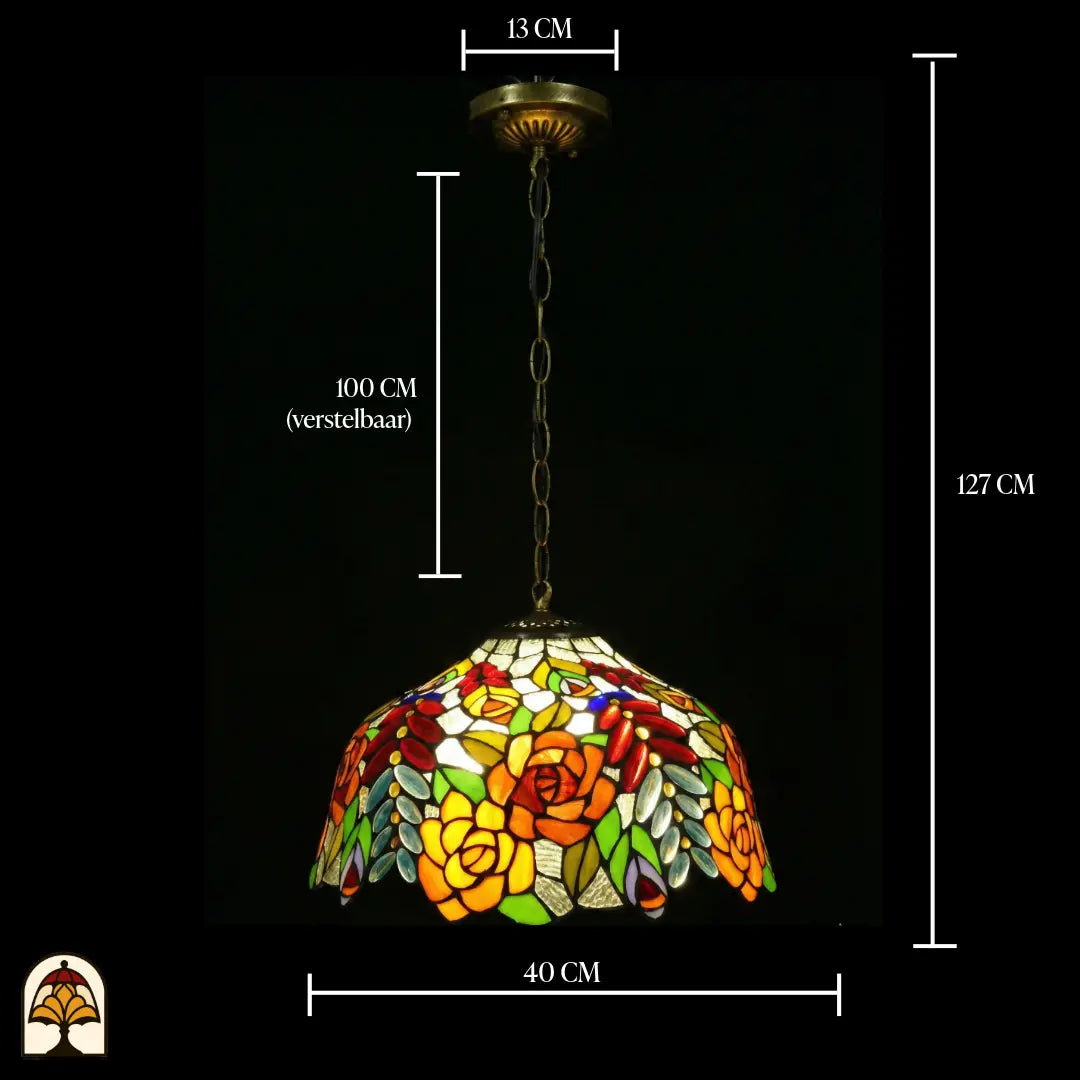 Suspension Tiffany avec indications de dimensions : diamètre de l'abat-jour 40 cm, hauteur totale 127 cm, chaîne 100 cm réglable, rosace de plafond 13 cm ; abat-jour allumé avec roses orange-jaune et cabochons en verre rouges visibles
