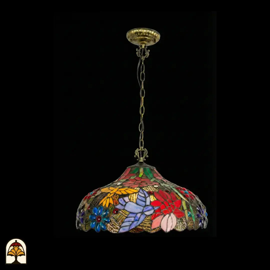 Suspension Tiffany éteinte, vue complète avec rosace de plafond en bronze et longue chaîne en bronze, forme de dôme avec motif floral coloré en vitrail rouge, bleu, jaune et vert, bord inférieur festonné