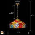 Tiffany lamp hanglamp met maatindicaties: diameter kap 45 cm, totale hoogte 119 cm, ketting 100 cm verstelbaar, plafondrozet 13 cm; kleurrijke kap met rode poinsettia-bloemen, vlinder en blauwe bloemen