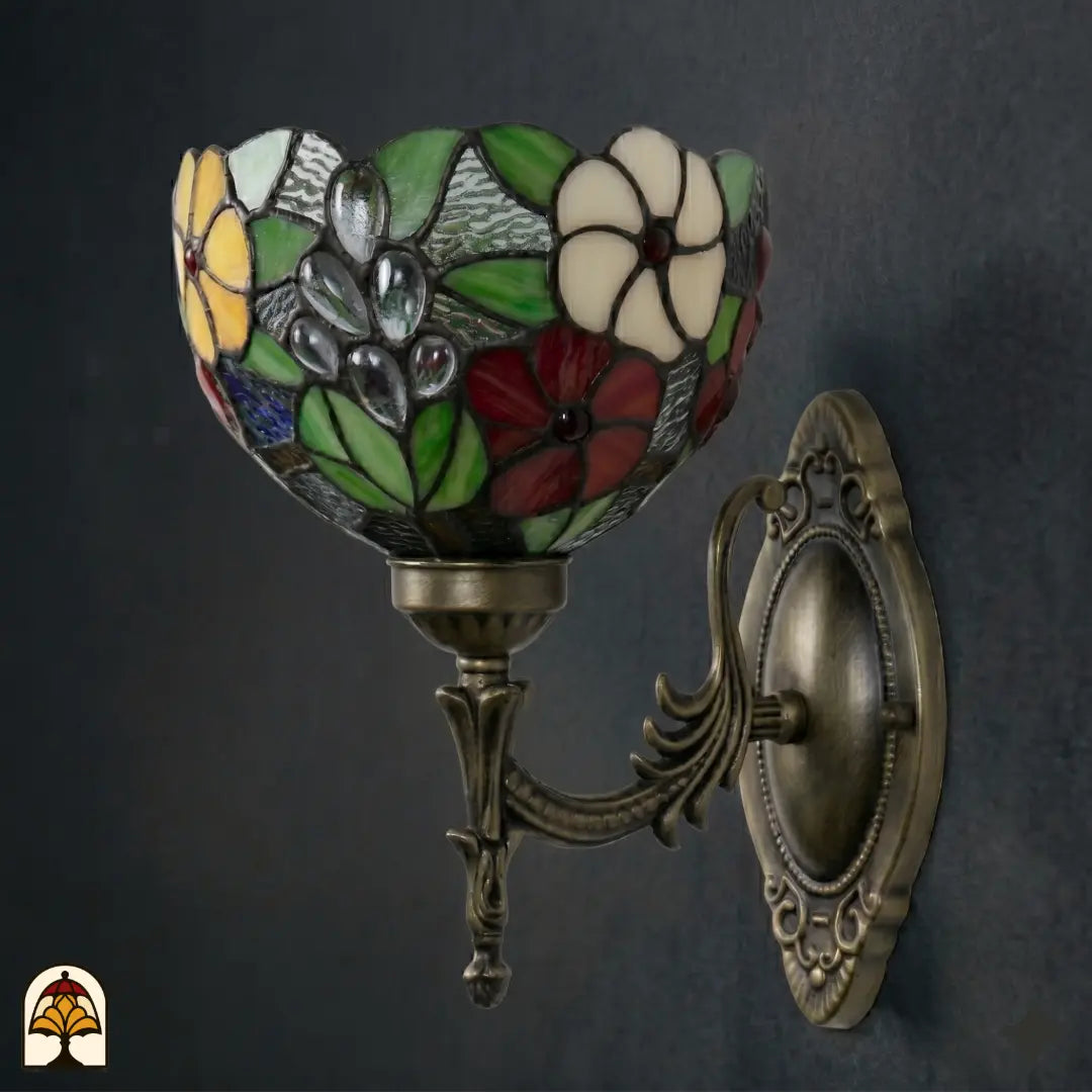 Applique murale Tiffany Floral Garden éteinte vue de côté, abat-jour avec feuilles vertes, fleurs rouges, blanches et jaunes et gouttes grises en vitrail