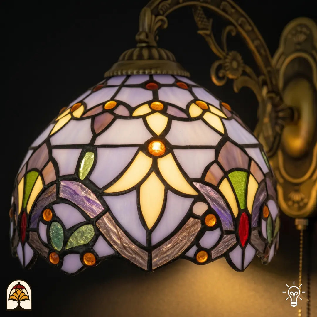 Gros plan abat-jour allumé applique murale Tiffany Royal Mosaic – panneaux de vitrail bleu lavande et jaune crème avec cabochons en verre orange, rouges et violets