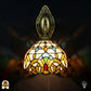 Bovenaanzicht Tiffany wandlamp Barok met bronzen ovale wandplaat bovenaan en gebogen arm, kap met goudgeel barok glas-in-lood patroon
