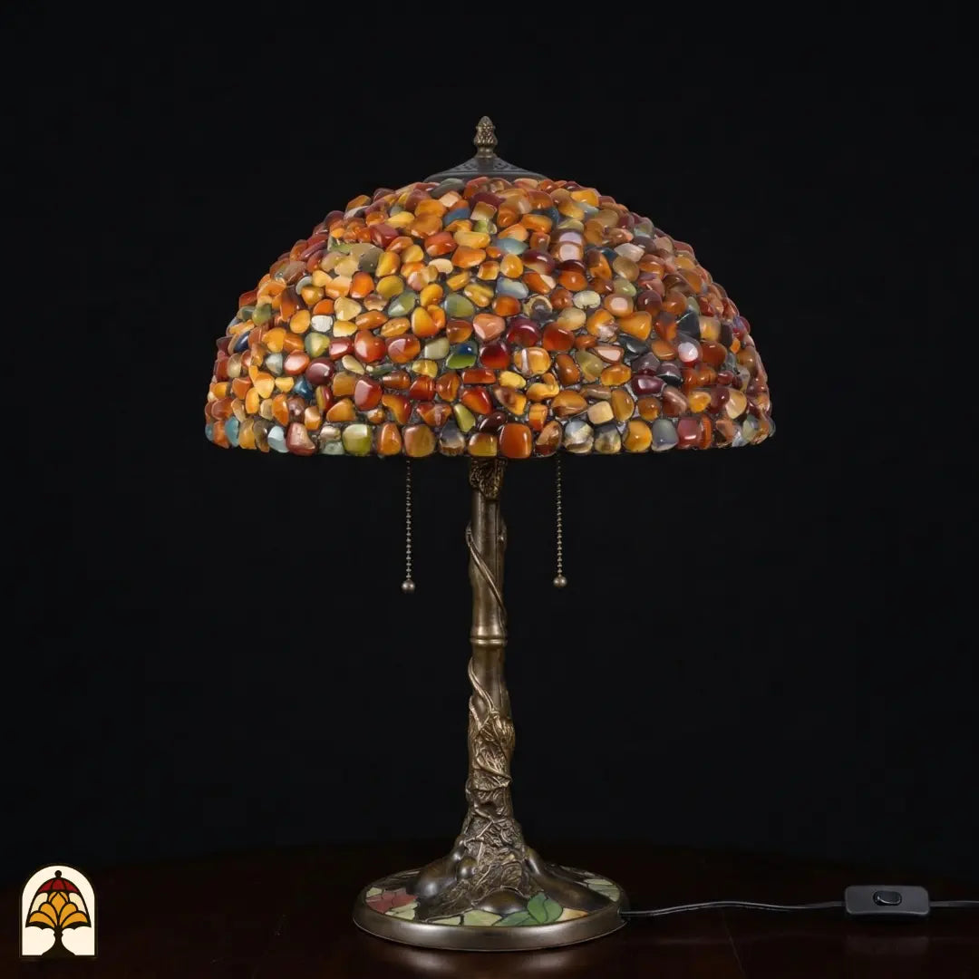 Lampe de table Tiffany Stone Mosaic Amber ⌀40 cm éteinte – abat-jour dôme en pierres naturelles ambrées, pied en forme de tronc d'arbre en bronze avec interrupteurs à chaînette