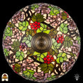 Bovenaanzicht verlichte koepelkap Tiffany tafellamp Sylva Berria, wijnrankmotieven met rode druiven, lila en beige druiventrosjes en groene bladeren, centrale bronzen fitting zichtbaar