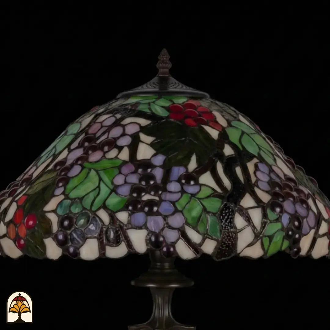 Gros plan abat-jour éteint lampe de table Tiffany Sylva Berria, petites grappes de raisins lilas, raisins rouges et feuilles vertes en vitrail