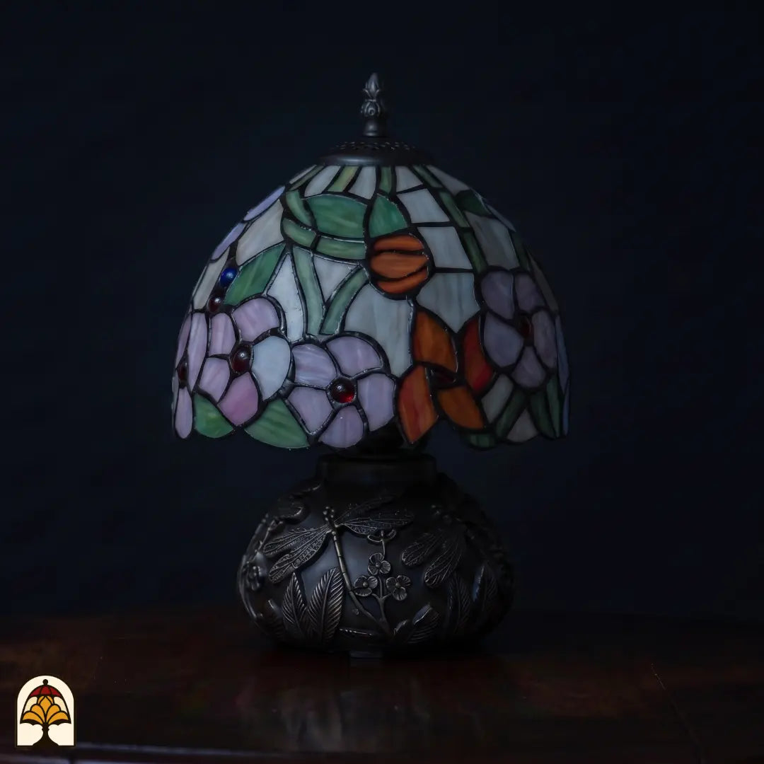 Lampe de table Tiffany Amber Flora Classic ⌀20 cm éteinte sur fond noir – abat-jour à motifs de fleurs roses et de flore en couleurs à la lumière du jour