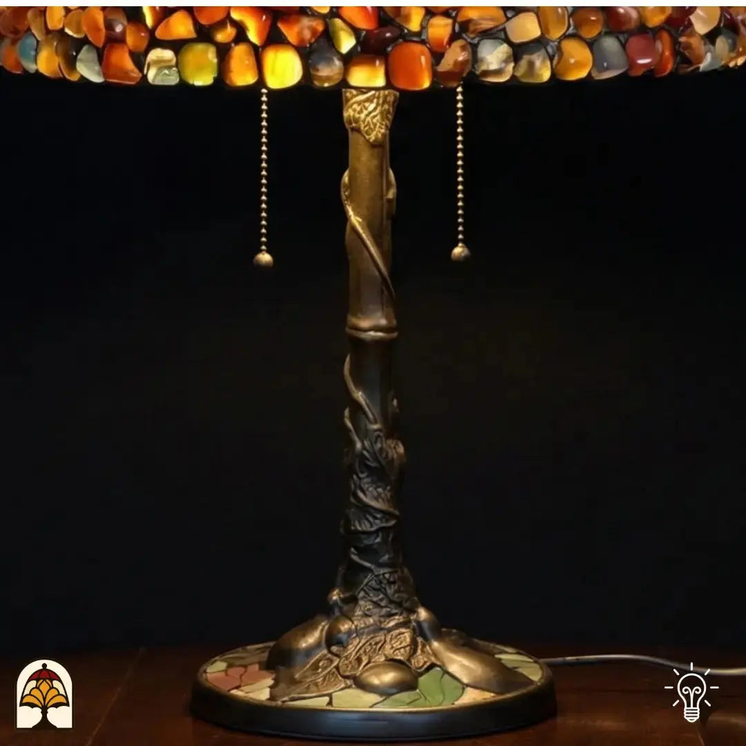 Pied en forme de tronc d'arbre en bronze lampe de table Tiffany Stone Mosaic Amber ⌀40 cm – tronc moulé avec détails de feuilles, socle en mosaïque et deux interrupteurs à chaînette
