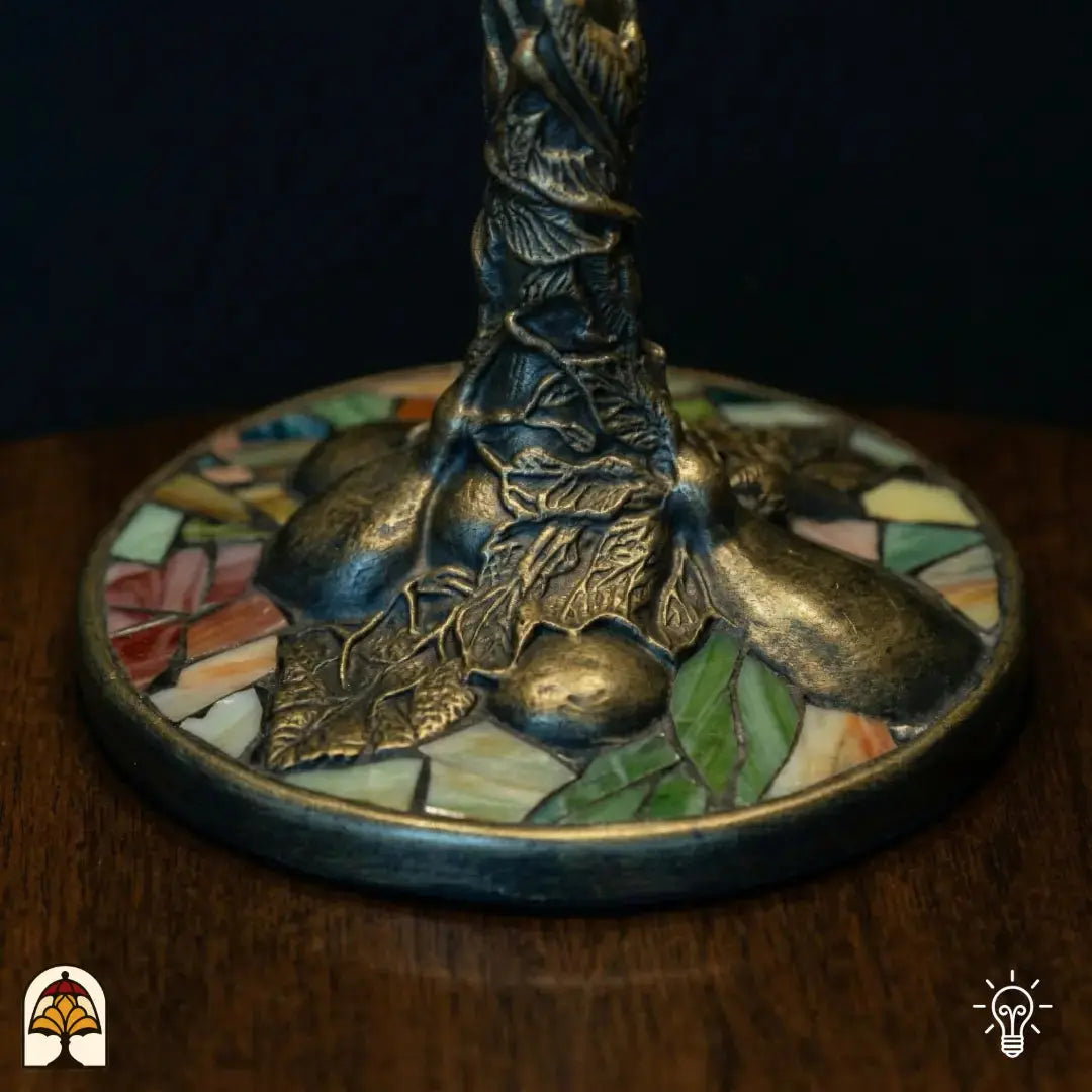 Gros plan de la base en mosaïque de la lampe de table Tiffany Stone Mosaic Amber ⌀40 cm – mosaïque de verre posée à la main en vert, rose et crème autour du tronc en bronze