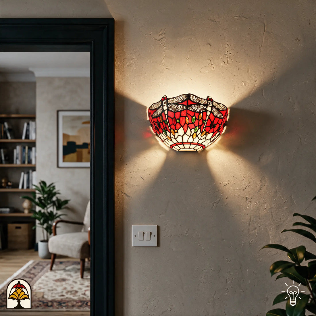 Applique murale Tiffany Libellula Rossa dans un intérieur chaleureux près de la porte - Lumière Decor