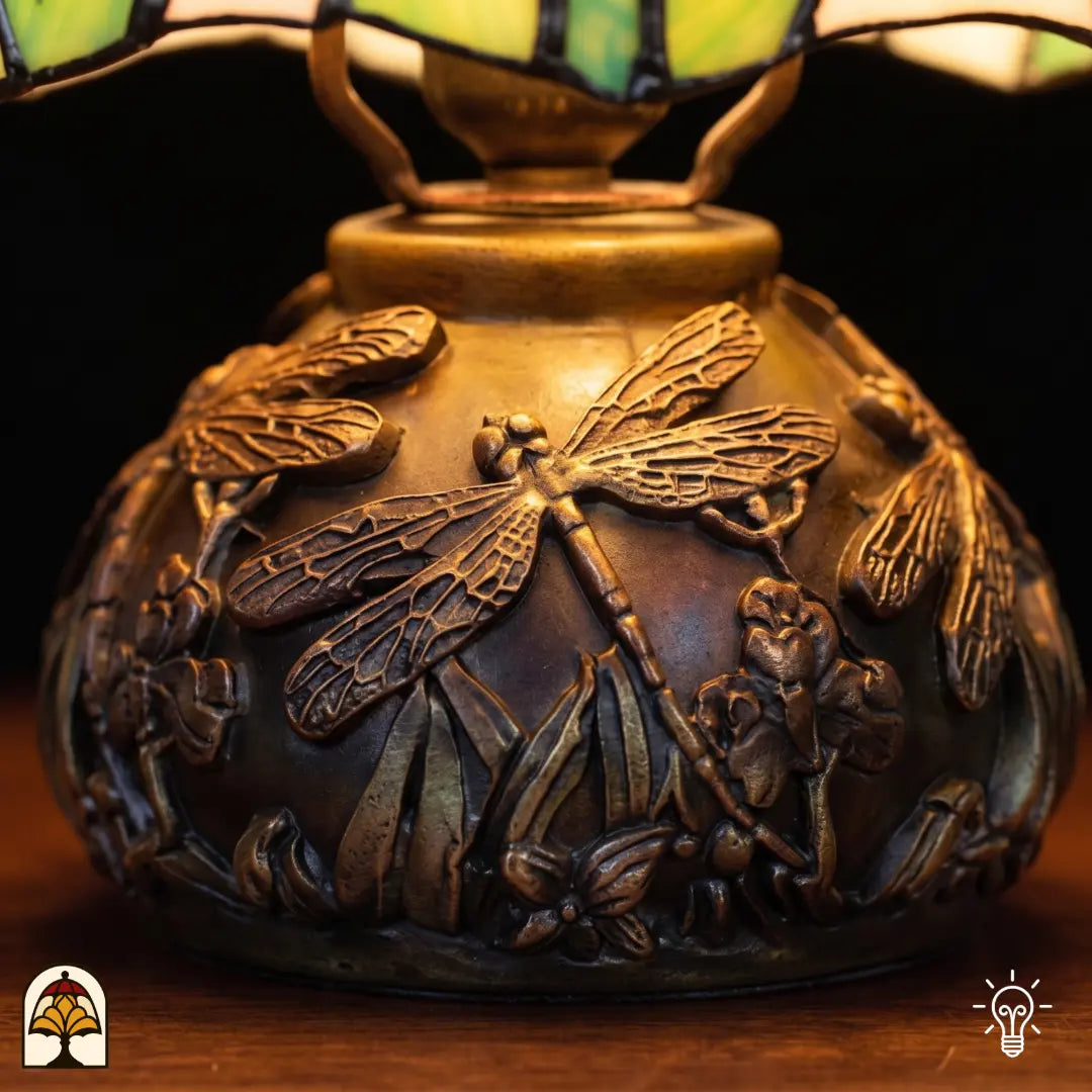 Photo détaillée du socle à libellules de la lampe de table Tiffany Holland Golden Tulip – de forme sphérique avec motifs de libellules